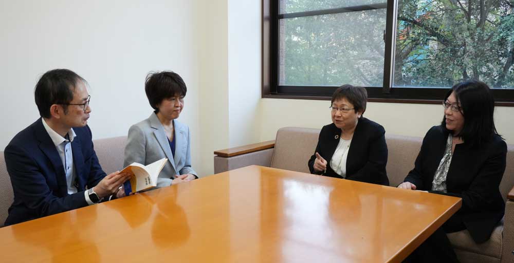 (From left) Hiroya Inakoshi, Izumi Nitta, Masako Ishii-Kuntz, Etsuko Saito. The team discuss risks and possibilities of AI at Ochanomizu Univ., Tokyo, April 2023.