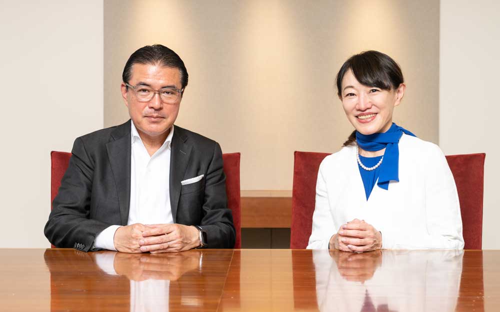 (From left) Prof. Michiaki Tanaka of Rikkyo University meets Fujitsu CMO Taeko Yamamoto, in April 2023, in Tokyo.
